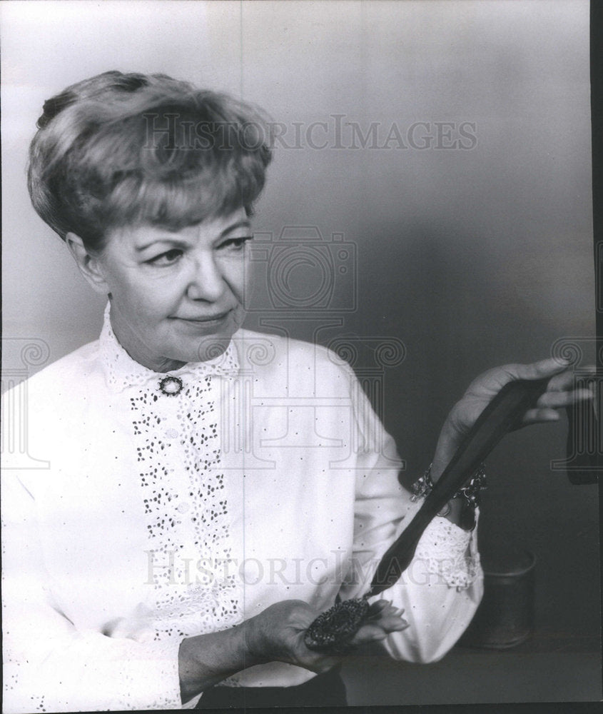 1967 Press Photo Eden Wirght CDN Writer Holds Up Medal - Historic Images