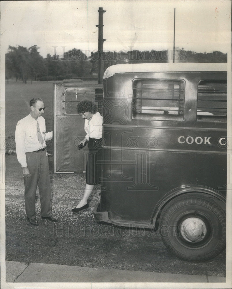 1949 Fred Helping Edan Wright Off Bus To Chicago&#39;s Parental School - Historic Images