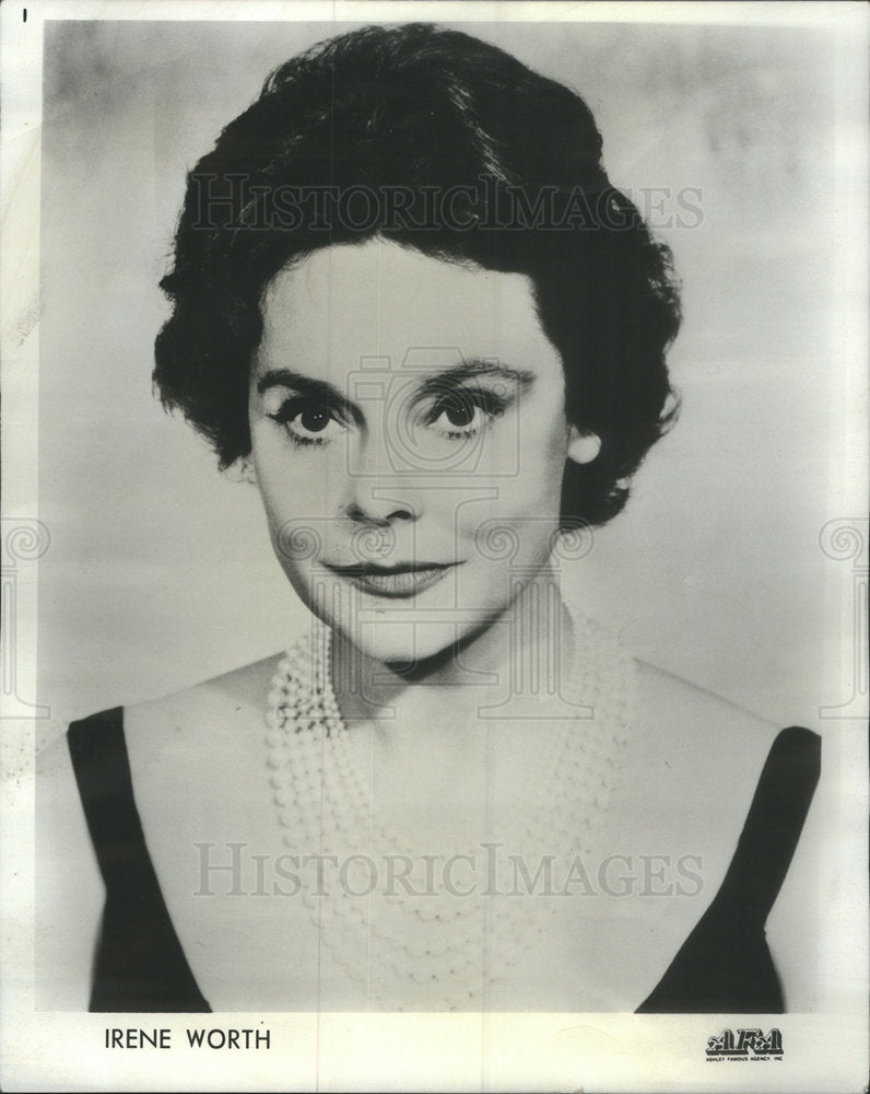 1967 Press Photo Irene Worth Wearing Gown And Pearls - Historic Images
