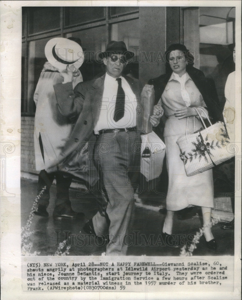 1959 Press Photo Giovanni Scalise Idelwild Airport Niece Joanne DeSantis Italy - Historic Images