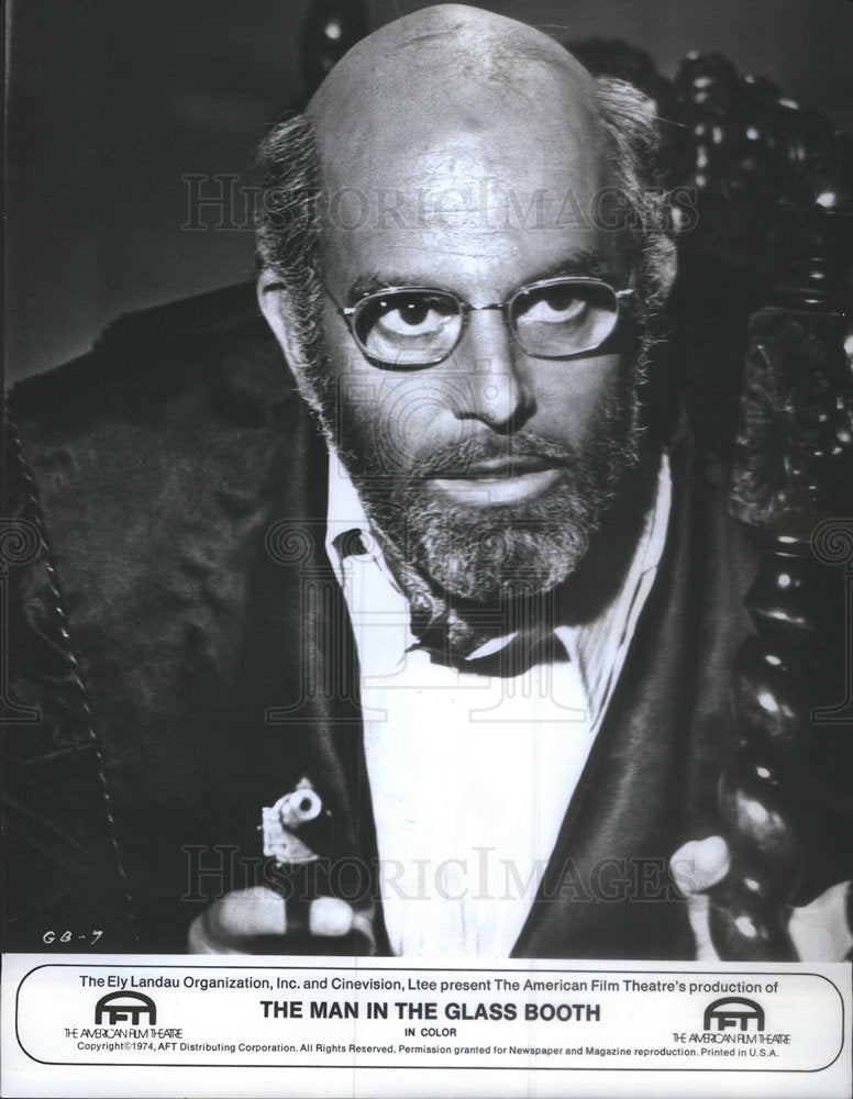 1974 Press Photo Maximilian Schell in "The Man on the Glass Booth" - Historic Images