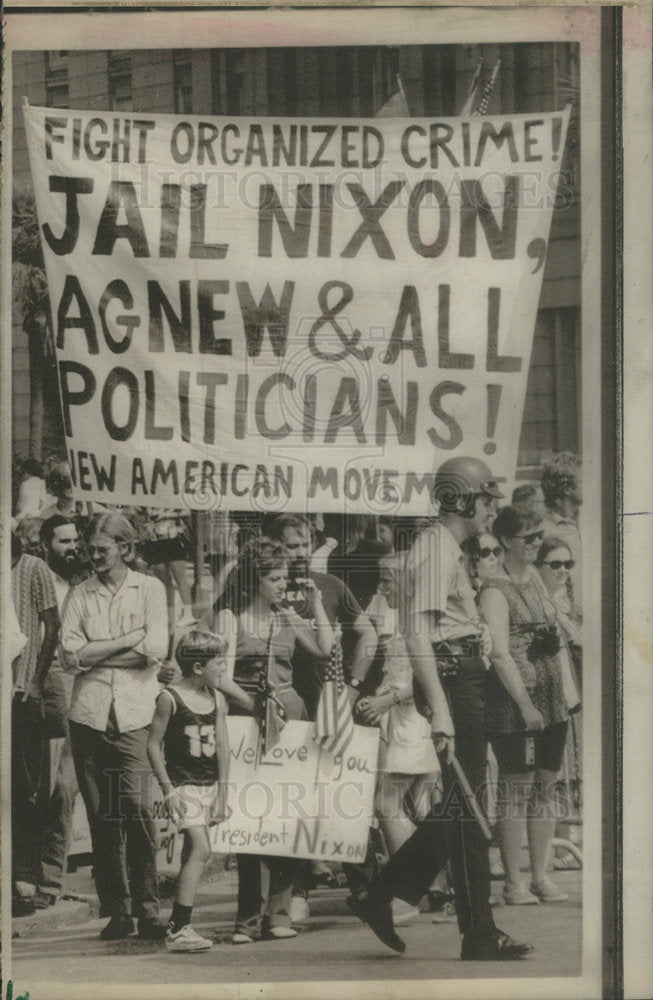 1973 Press Photo Protestors In New Orleans Say Jail All Politicians And Nixon - Historic Images