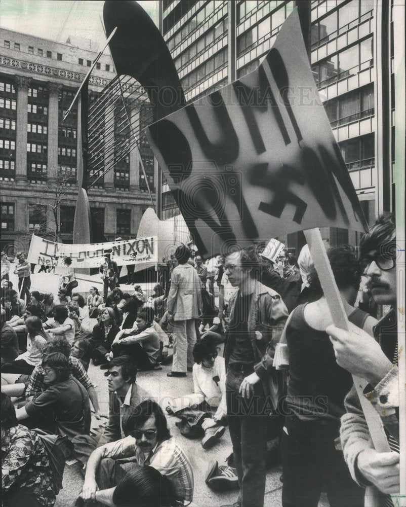 1974 Residents Demonstrate Civic Center Plaza President Nixon - Historic Images