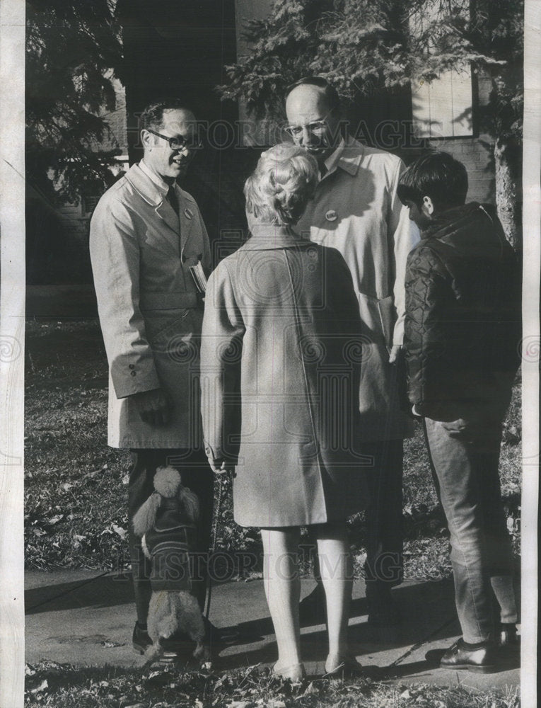 1969 Press Photo Adali Stevenson And Ed Warman Campaigning - Historic Images