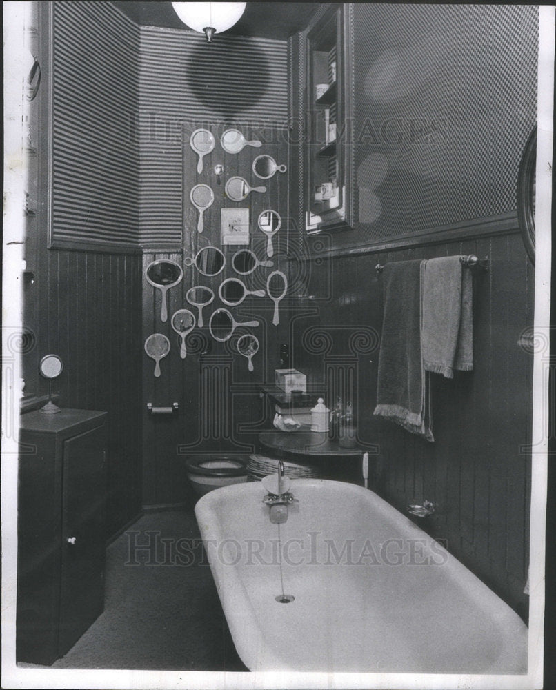 1968 Press Photo Hair Stylist Warner Home Bathroom Celluloid Mirrors Collection - Historic Images