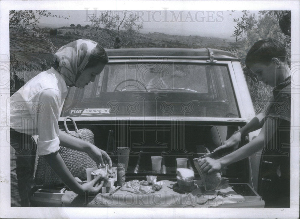 1960 Press Photo Holly And Wynn Richards Lunch On Station Wagon In Siena Italy - Historic Images
