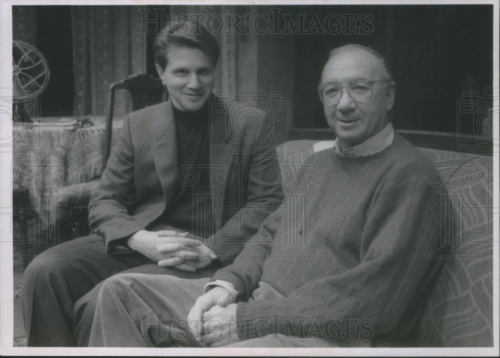 1996 Press Photo Neil Simon On The Set Of Lost In Yonkers - RSC86385 - Historic Images