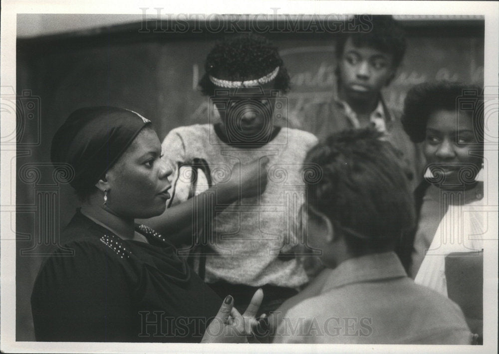 1984 Press Photo Katherine Davis Gives Acting Tips to Harper School Drama Kids - Historic Images