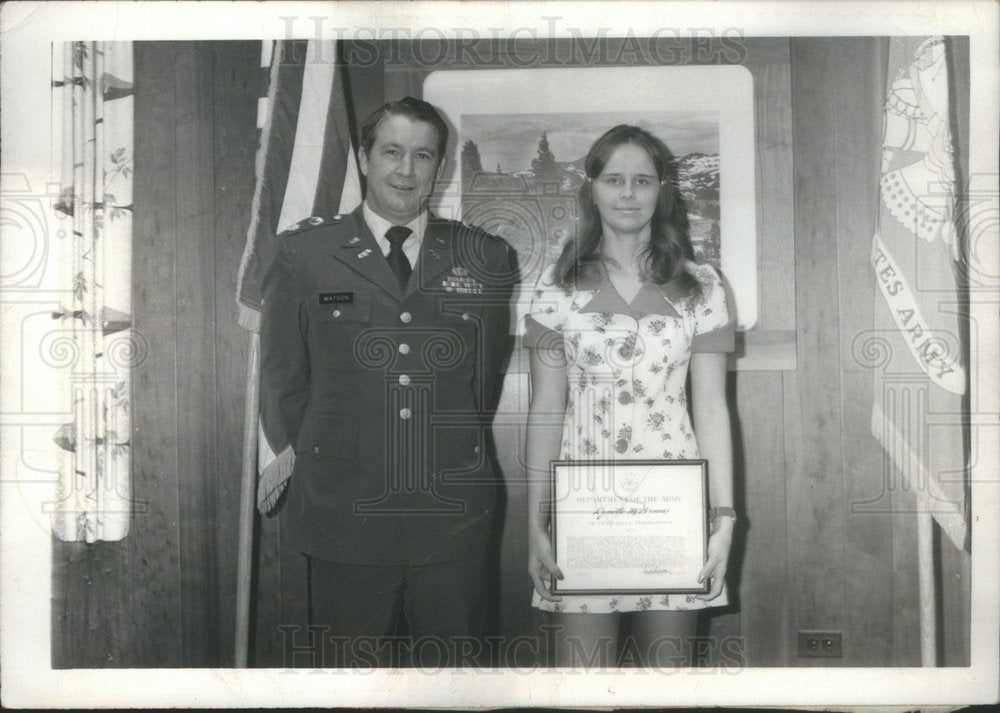 1974 Lynette Brown receives Dept of the Army Oustanding Achv Award - Historic Images