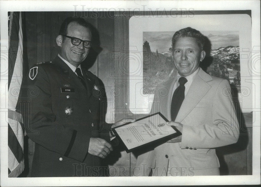 1976 Press Photo Mrs Margaret E Conyers receives Outstanding Performance Award - Historic Images