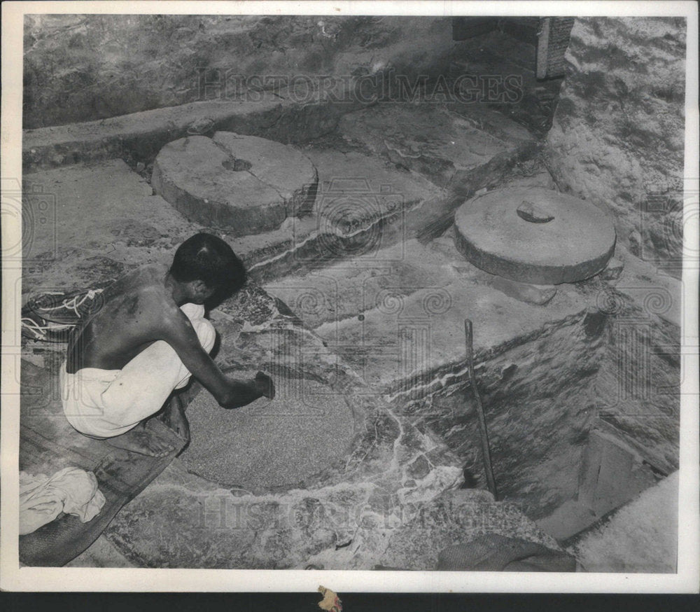 1974 Wheat Grains Grinding India - Historic Images