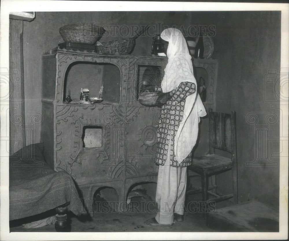 1974 Press Photo Haji Samander Khan&#39;s wife in a India kitchen - Historic Images