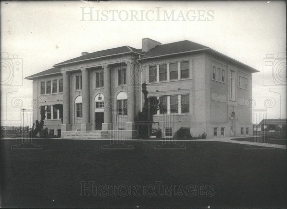 Press Photo Large White Building - Historic Images