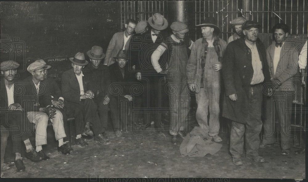 1927 Press Photo Men In Police Station Bull Pen Awaiting Liquor Charges - Historic Images