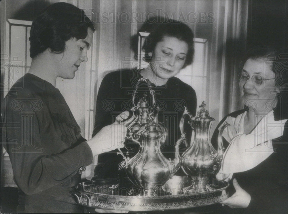 1934 Press Photo Governor White Wife And Daughter Displaying Silver Service - Historic Images