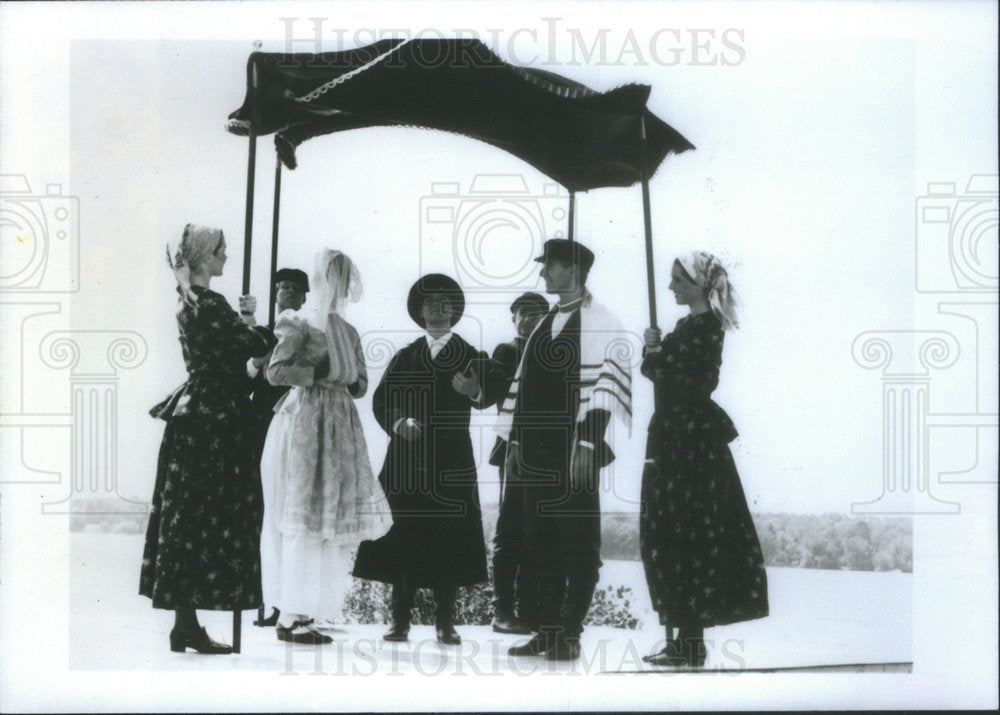 1985 Press Photo Duquesne University Tamburitzans Presenting Wedding Scene - Historic Images
