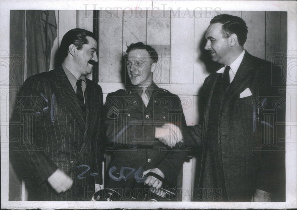 1943 Press Photo Former Detroit News Photographer Sergeant Martin Shaking Hands - Historic Images