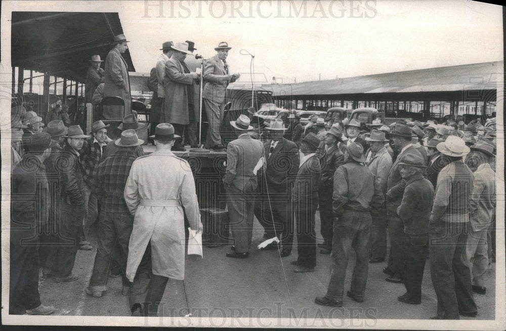 1949 Fruit & Vegetable Growers Participate In Denargo Market Auction - Historic Images