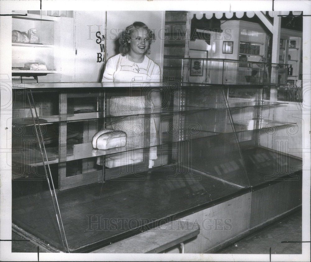 1946 One loaf remains after five minuetes shelves filled. - Historic Images