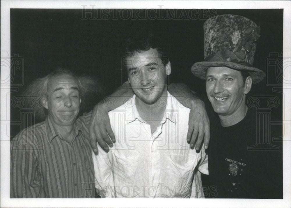 1989 Press Photo Chicago Actor Cusack With Cirque Du Soleil Performers - Historic Images