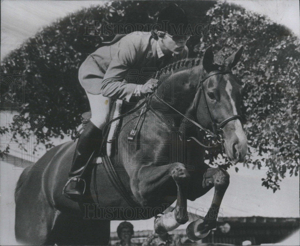 1975 Press Photo Barrington Jockey Duchossois Riding Horse Jump - Historic Images