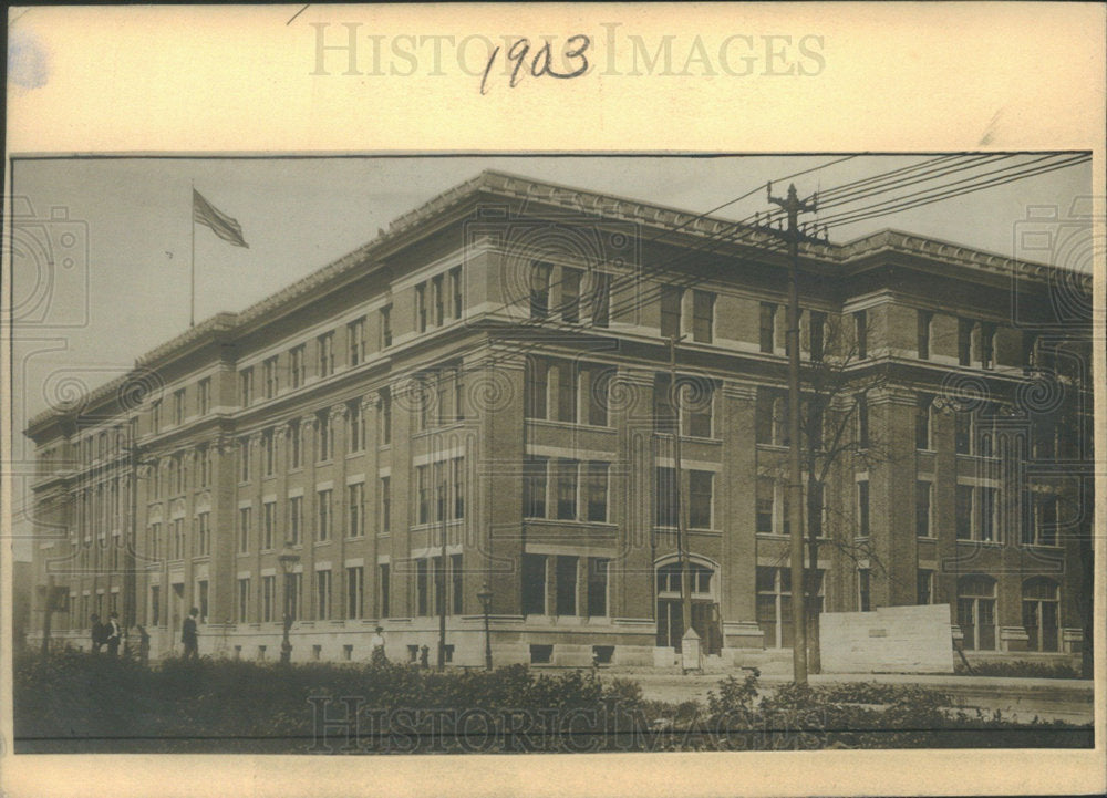 PRESS PHOTO of a company building in the U.S. circa 1903 - Historic Images