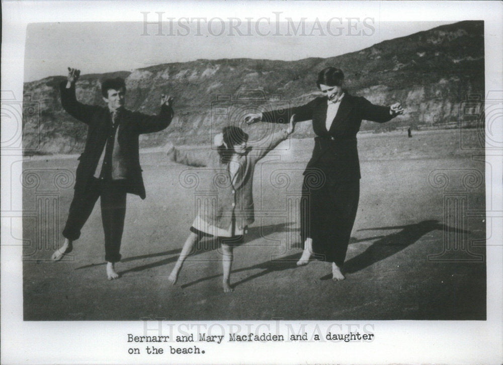 1953 Bernarr and Mary MacFadden and daughter on the beach - Historic Images