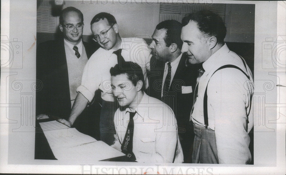 1954 Press Photo Pianist Liberace With Business Managers Listening - Historic Images