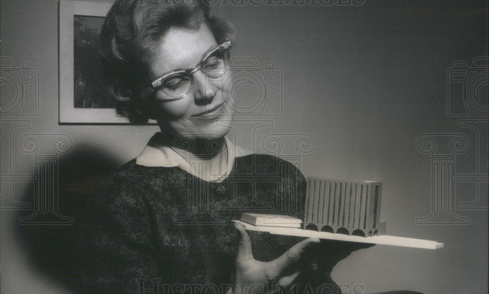 1964 Mrs. Paul Earle Carlson, widow of slain missionary to Congo - Historic Images