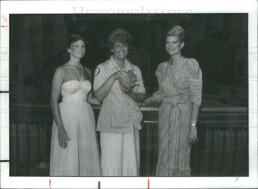 1983 Press Photo Lincoln Park Zoo Ball Attendees Guide With Armadillo - Historic Images