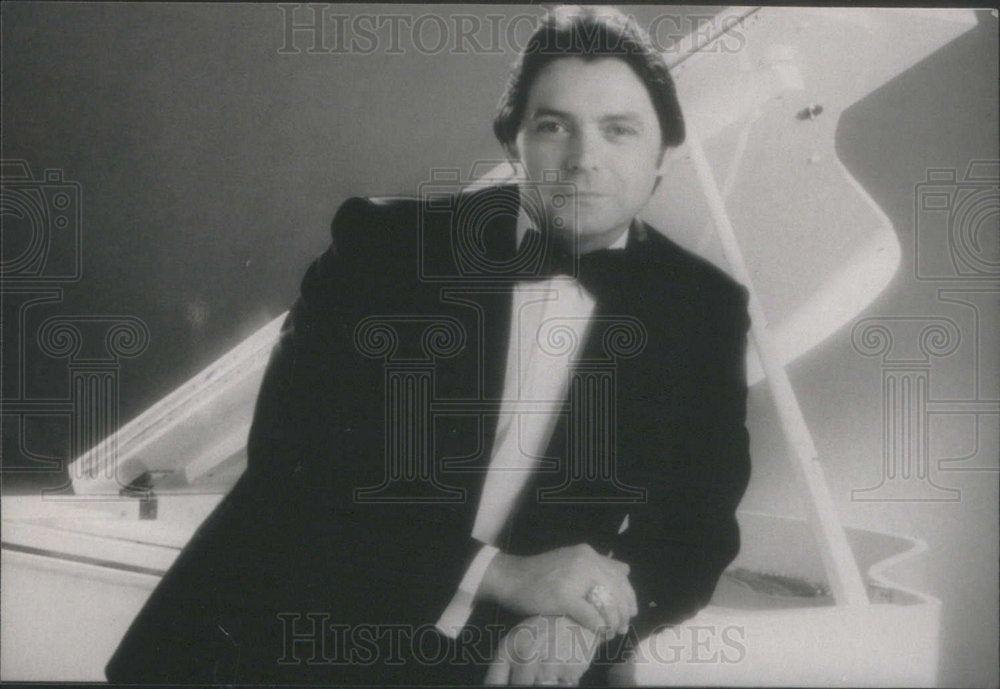 1985 Press Photo National Arthritis Foundation Telethon Host Gilley White Piano - Historic Images