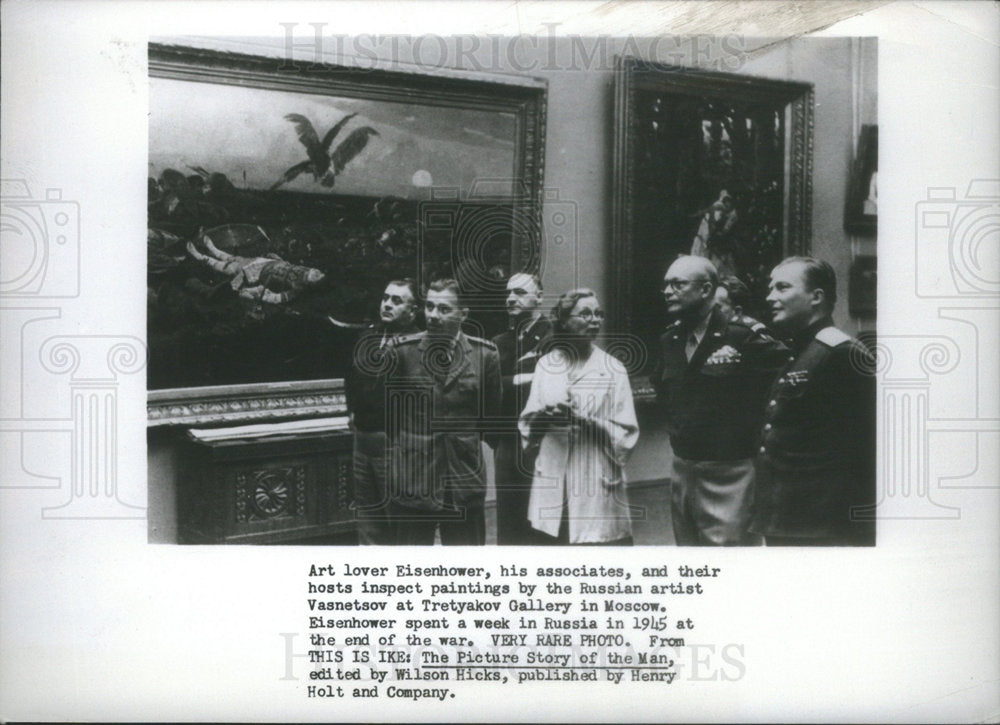 1952  Russian artist Vasnetsov at Tretyakov Gallery in Russia - Historic Images