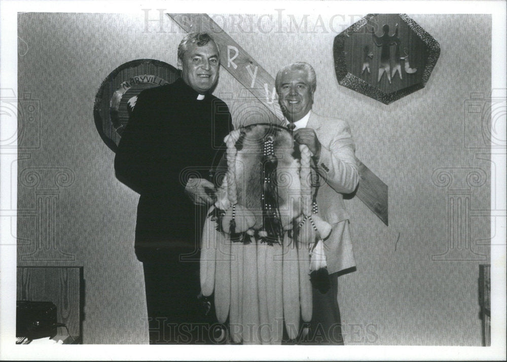 1990 Press Photo Reverend John Smyth & Bill Merchant Red Cloud Athletic Fund - Historic Images