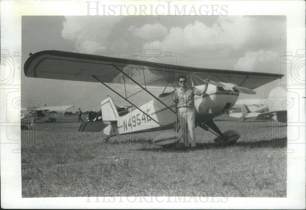 1976 Press Photo American Formalwear Association President Seno With Monoplane - Historic Images