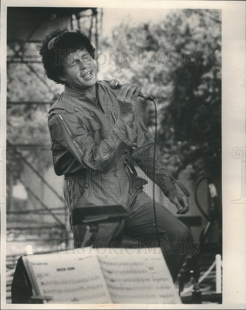 1981 Press Photo Singer Performing At Chicago Fest Navy Pier - Historic Images