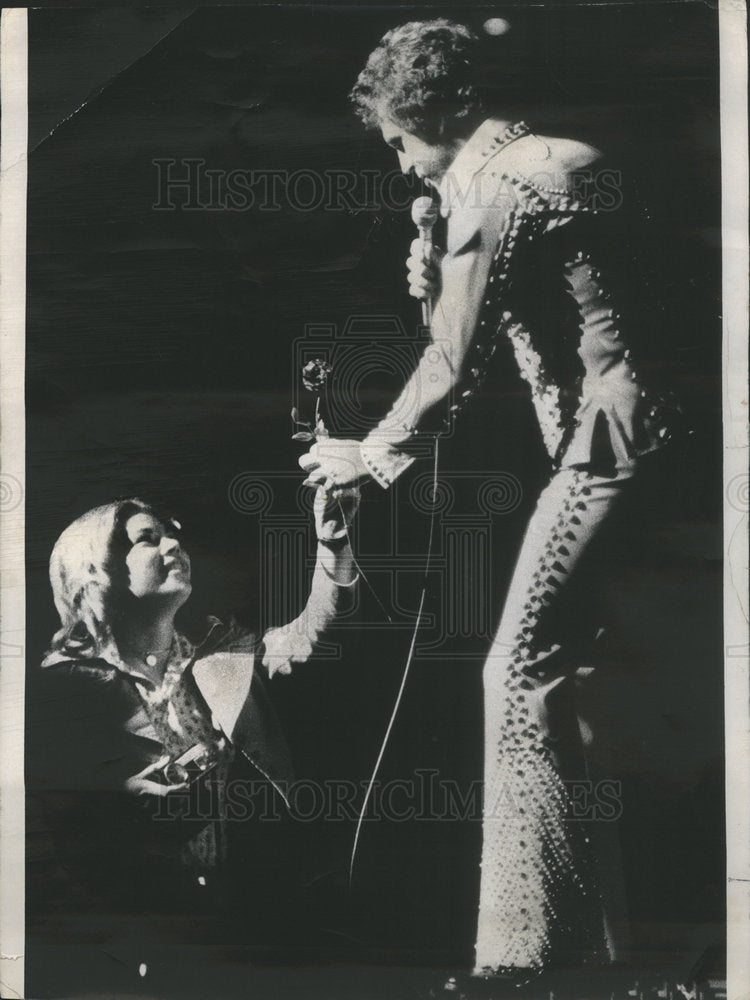 1974 Singer Vinton Arie Crown Performance Receiving Rose From Fan - Historic Images