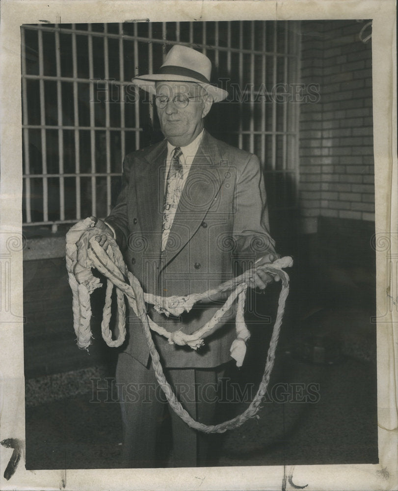 1951 Detective Chief JT O'Malley Holds Rope By Which Killer Escaped - Historic Images