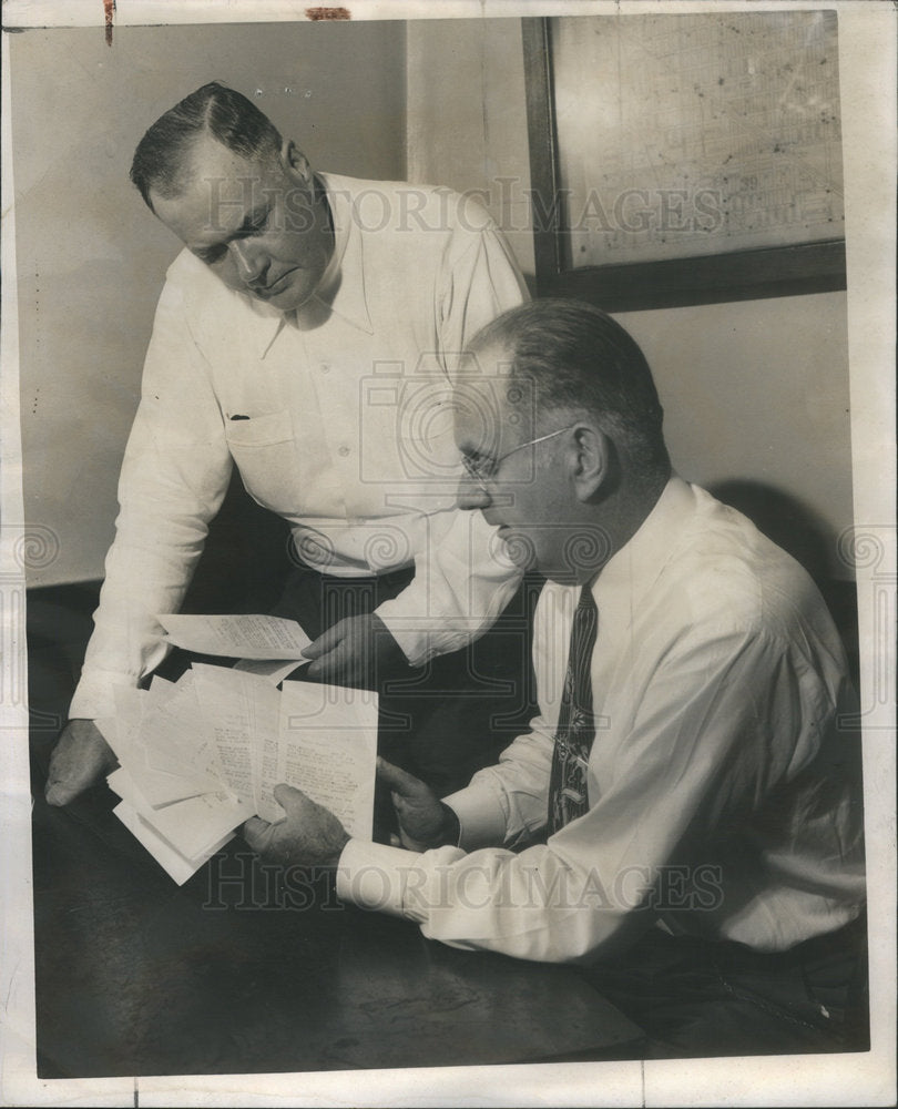 1948 Press Photo Sgt Cornelius  Moynahan Capt John O&#39;Malley Arrest Mary Seifert - Historic Images