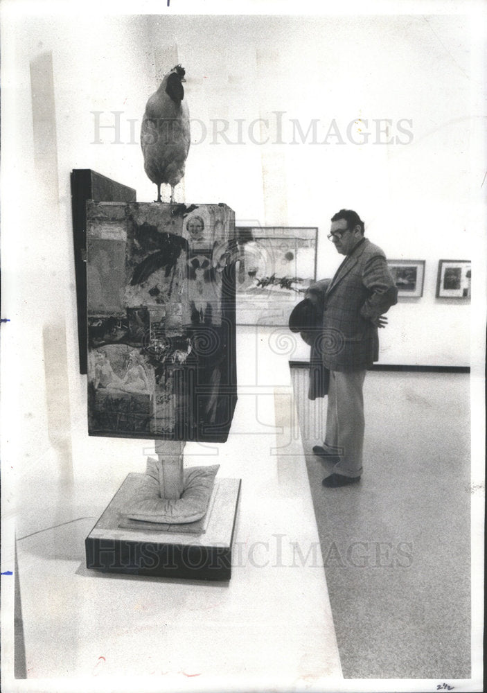 1985 Press Photo Exhibited "Odalisque" admired by visitors. - Historic Images
