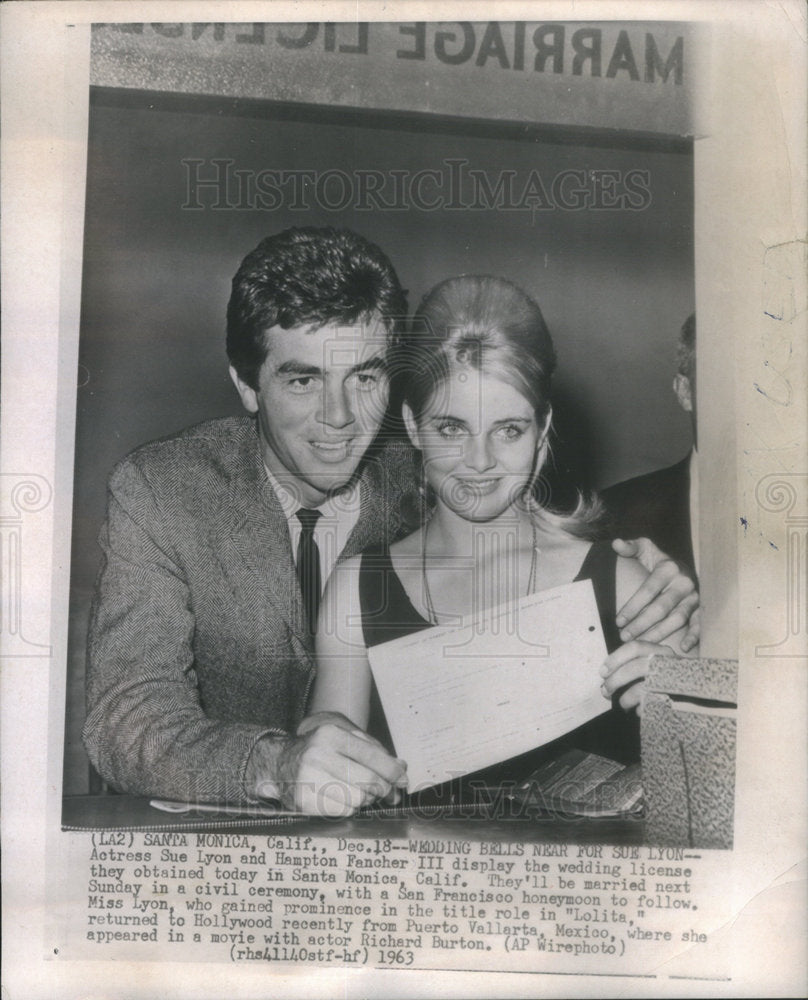 1963 Sue Lyon and Hampton Fencher III displays their wedding licence - Historic Images
