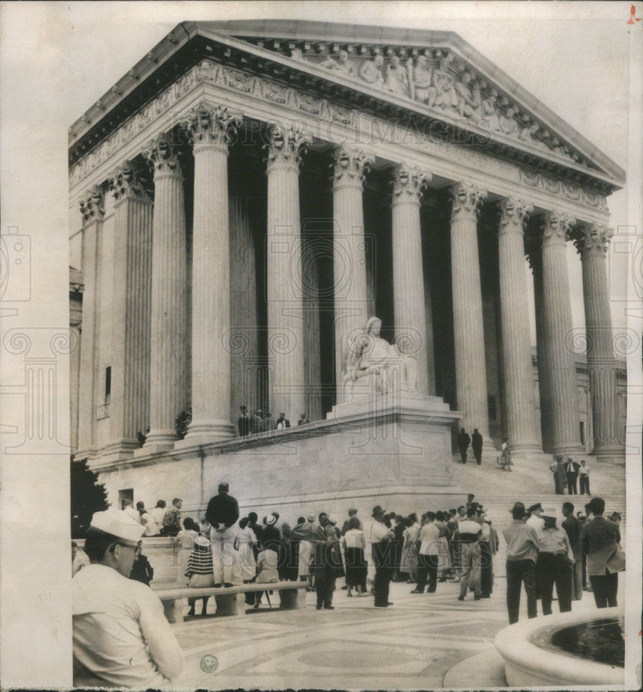 1953 Press Photo curious bystanders gather outside Supreme Court - Historic Images