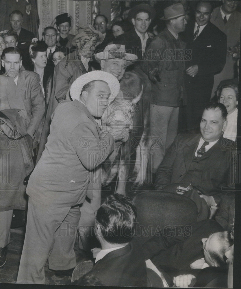 1945 Press Photo Johnson Present Ole Olsen - Historic Images