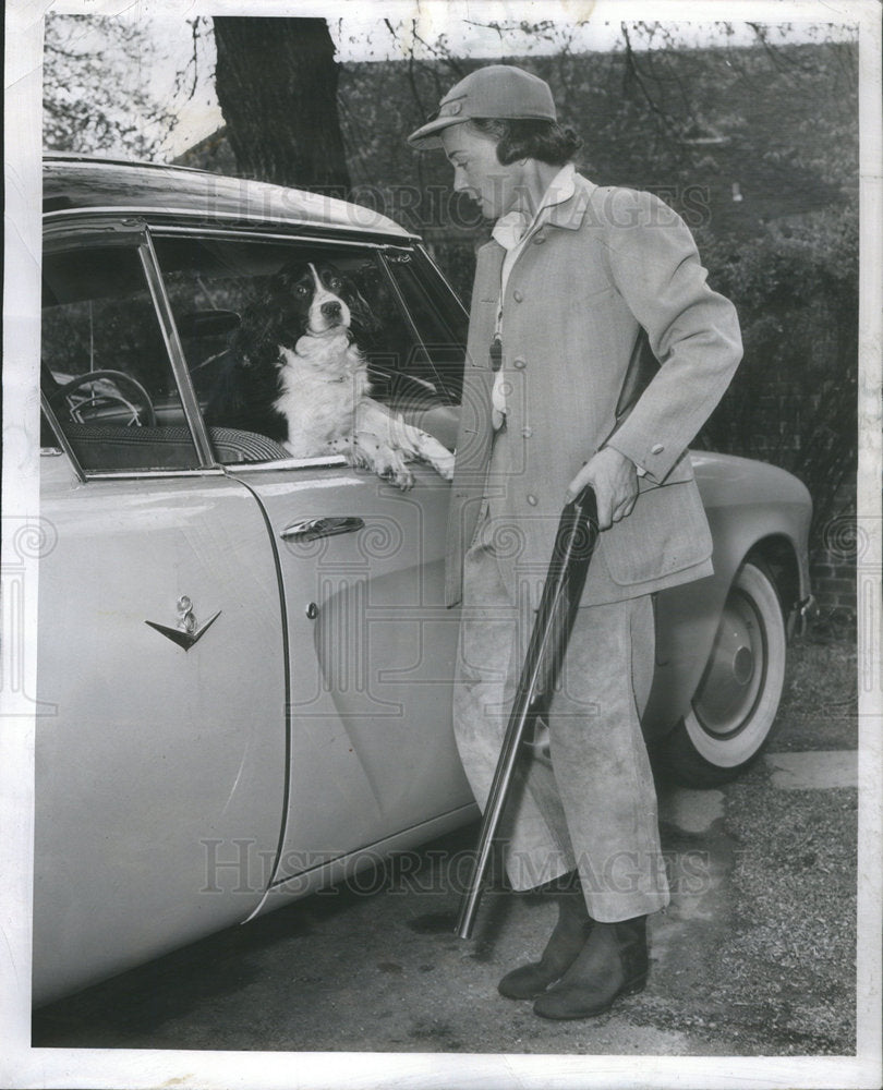 1954 Press Photo Mrs Conway Olmstead With Trigger - Historic Images