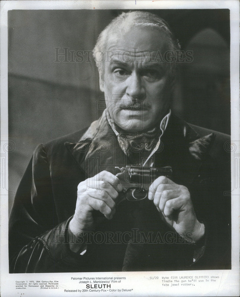 1972 Press Photo Copy Laurence Oliver With Gun In "Sleuth" - Historic Images