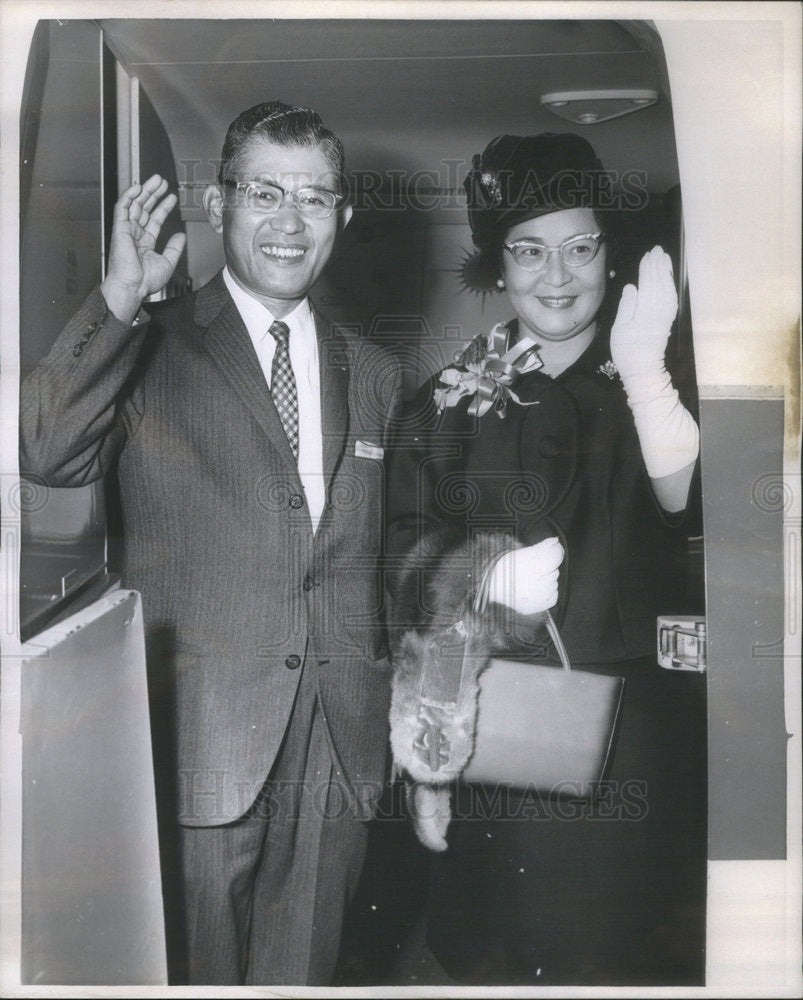 Press Photo At the O&#39;Hare Airport Mr &amp; Mrs Takea Azawa Consul General of Japan - Historic Images