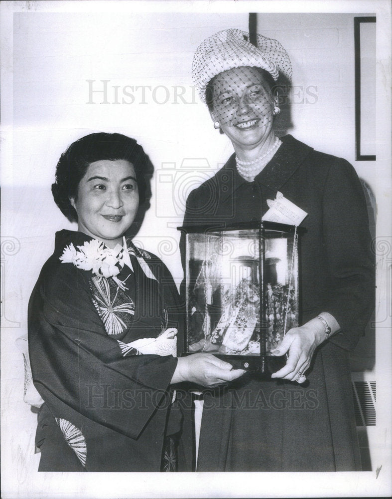 1961 Press Photo Mrs Takeo Ozawa wife of consul general of Japan and Mrs Harold - Historic Images