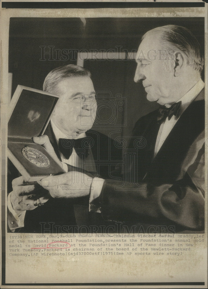 1975 Press Photo  David Packard receives gold medal from Vincent Depaul. - Historic Images