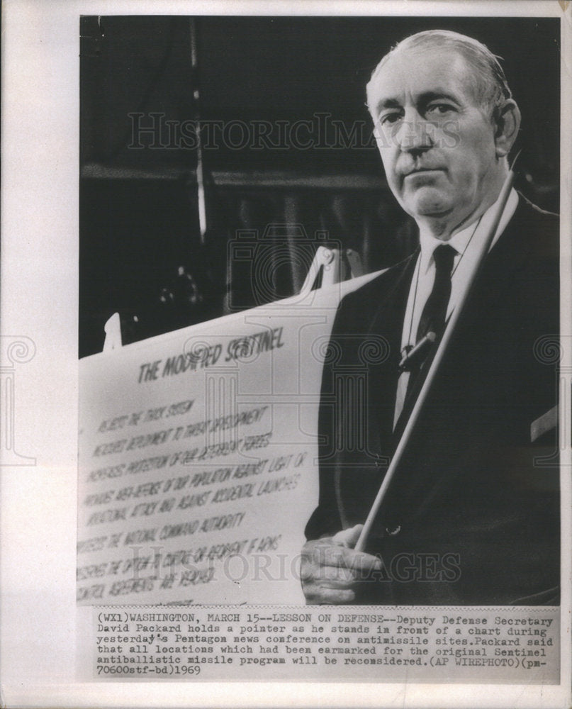 1969 Press Photo Deputy Defense Sec David Packard at Pentagon News Conference - Historic Images