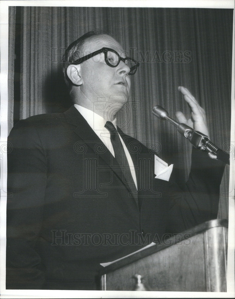 1963 Press Photo Vance Packard Author Addresses Industrial Relations Association - Historic Images