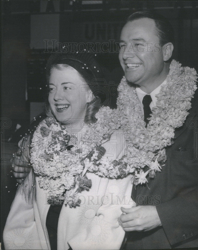 Press Photo Jack Owens In Honolulu And Wife Helen - Historic Images